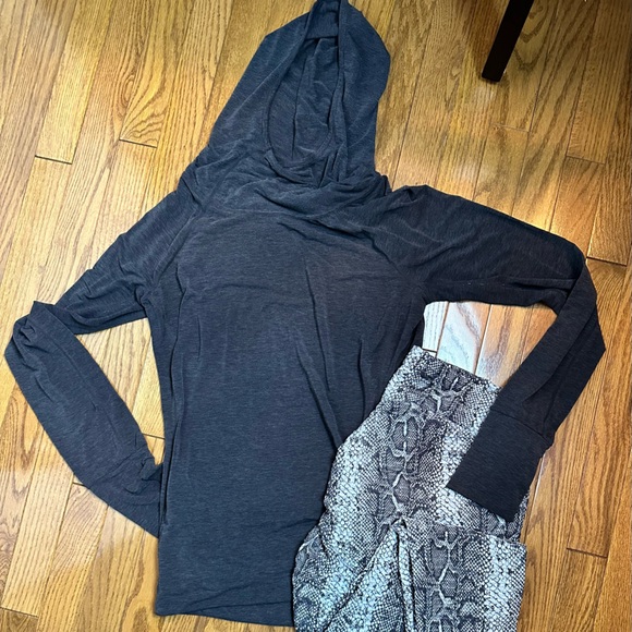 Gap Fit Lightweight Hoodie with Pockets and Thumb Hole Sleeves Size Med / Large - Picture 1 of 8